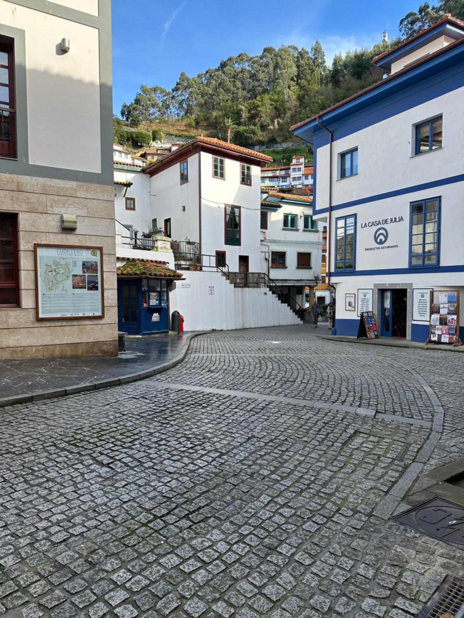Apartamentos Urbanin I Plaza Ayuntamiento Cudillero Luaran gambar